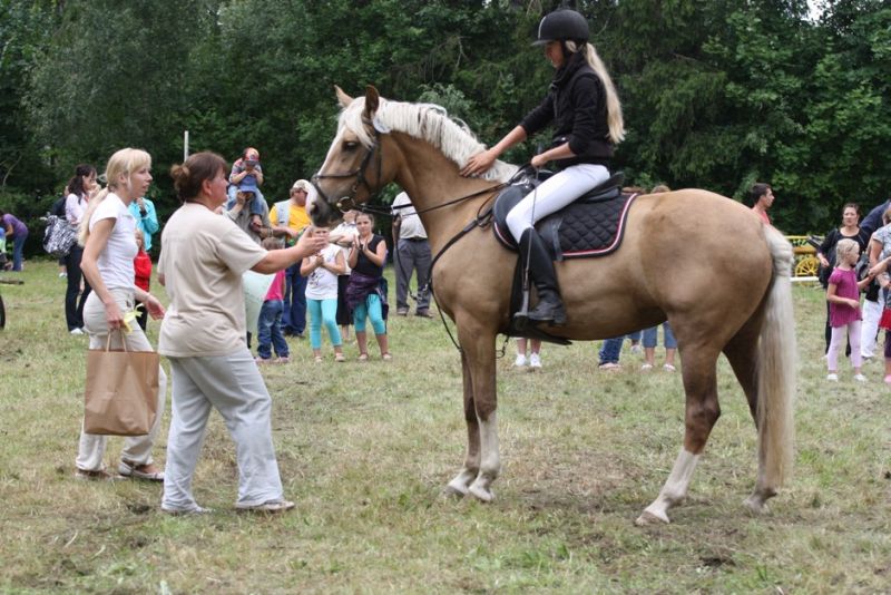 Osavõtjaid tänavad -Tori hobusega Raplamaal - peakorraldajad Eve Haggi ja Terje Villems